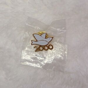 🌷2/$10🌷Dove with the year 2000 pin